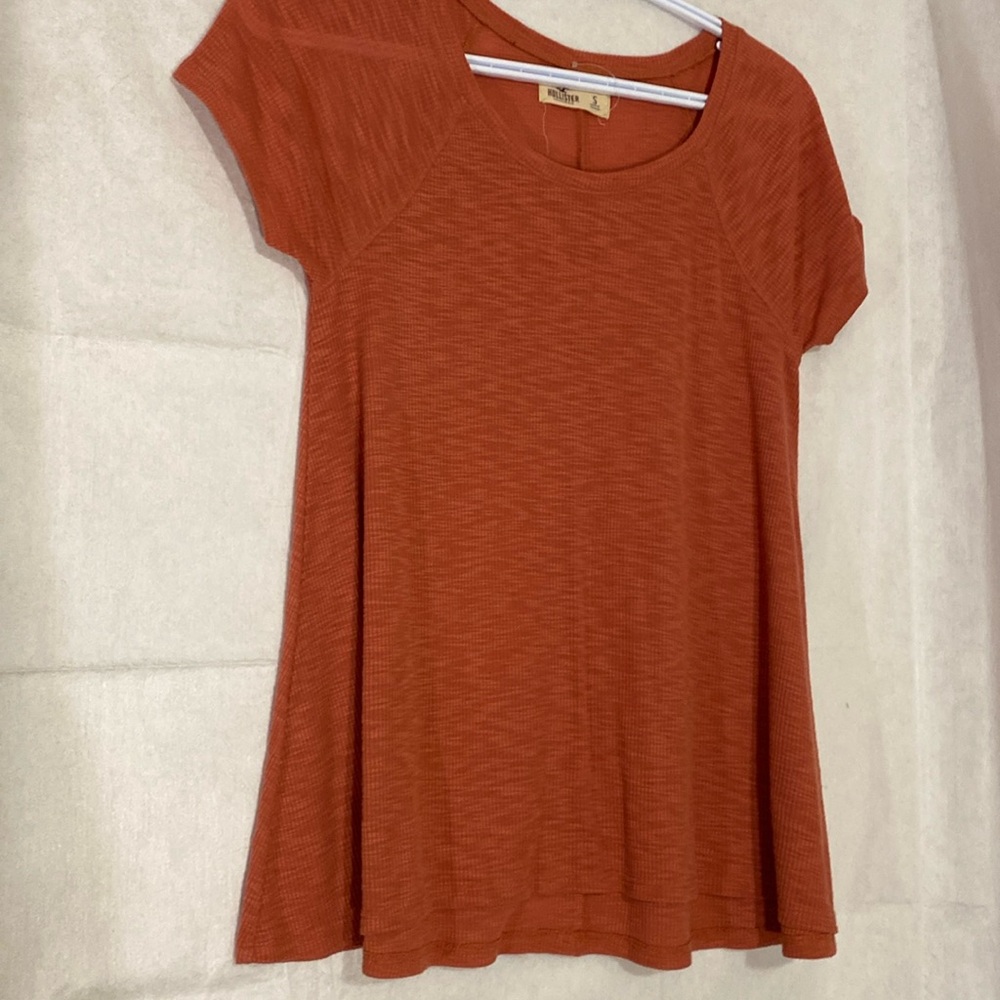 Hollister Tshirt Coral ribbed flare hem scoop S embroidered logo